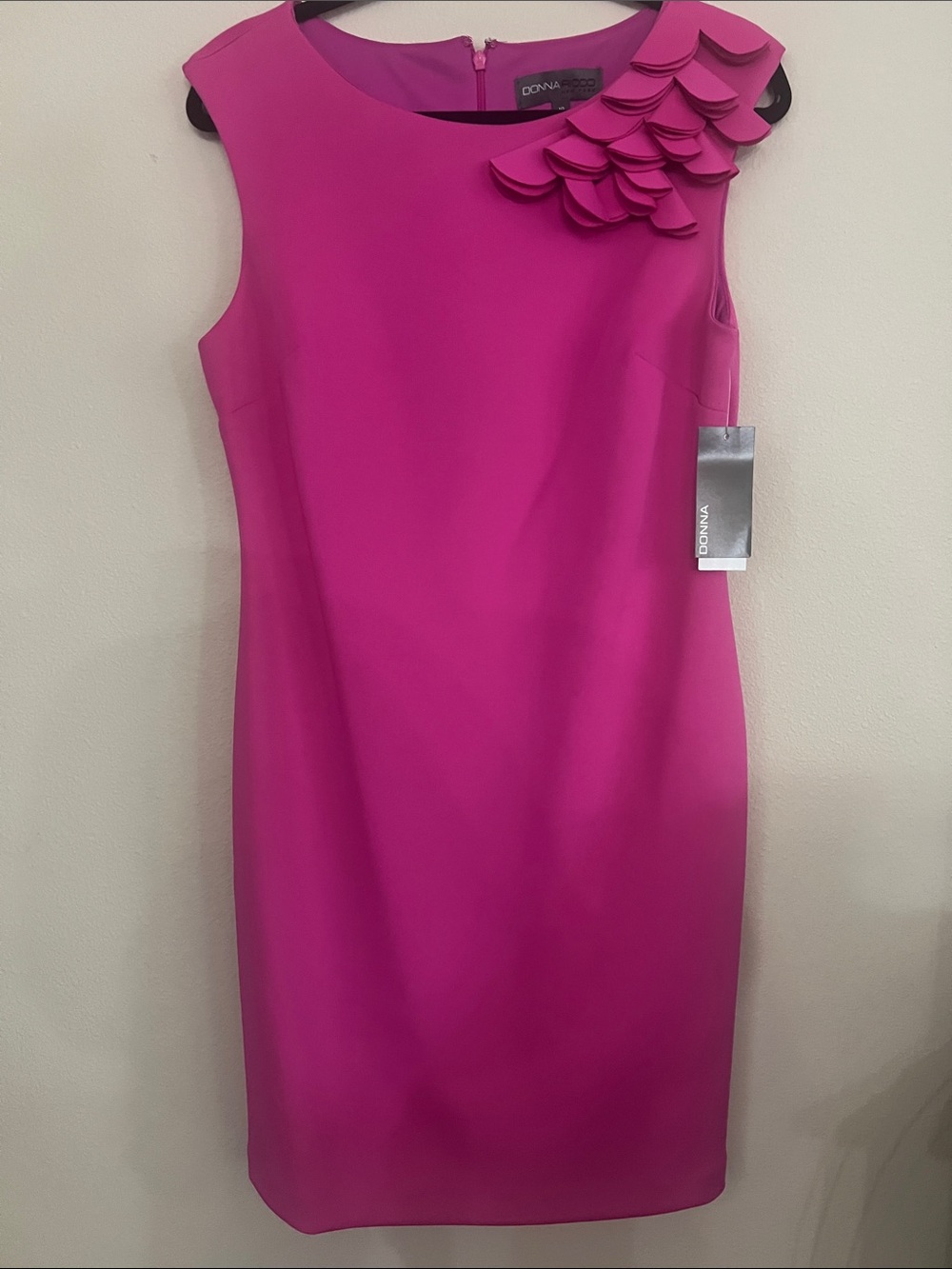 New with Tags Donna Ricco Fuchsia Petal-Shoulder Sheath Dress